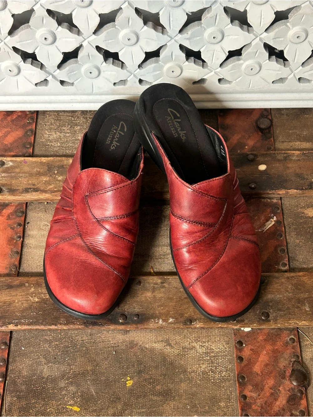 Clarks Artisan Red Leather Clogs Women’s 7M Comfort Mule Slip On Shoes
